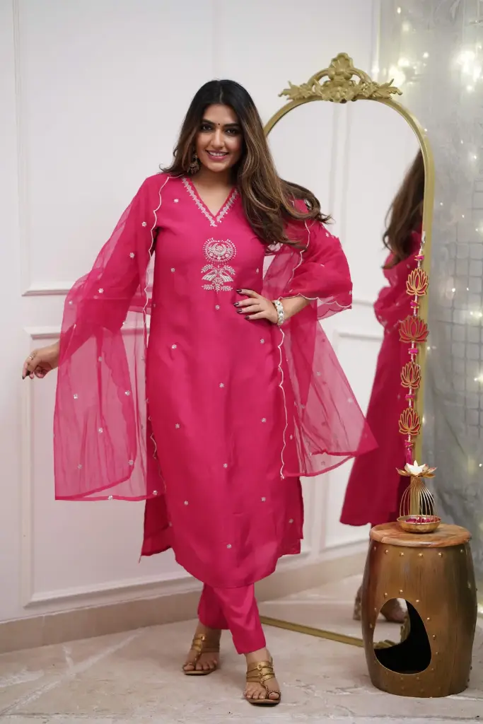 KURTA  SETS IN VISCOSE & CHANDERI