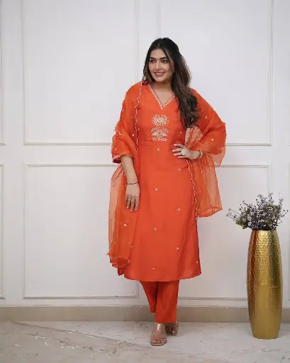 KURTA  SETS IN VISCOSE & CHANDERI
